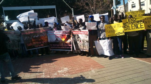 הפגנה בקריאה להתערבות בינלאומית בדרפור, היום. צילום: צדיק דאוויד. 