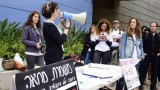 נועה לוי נואמת באסיפה שנערכה במכללת תל אביב-יפו לקראת שביתה במרץ 2014 (צילום: איגוד עמיתי ההוראה במכללת תל אביב-יפו)