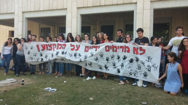 מיצג של סטודנטים לעבודה סוציאלית באוניברסיטת תל אביב, 06.04.16. צילום: רותי קליין.