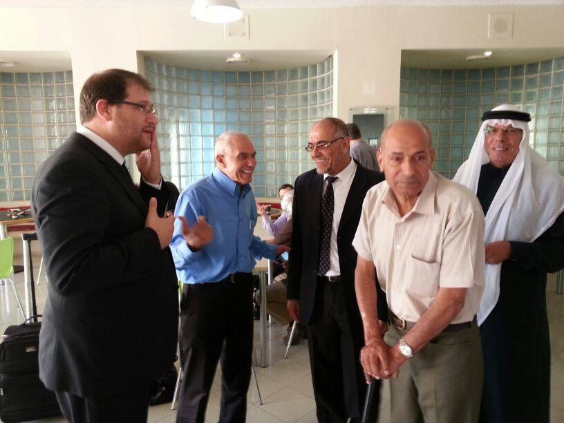 יורשי השייח׳ אלעוקבי עם עורך דינם, עו״ד מיכאל ספרד (צילום: פורום דו קיום בנגב)