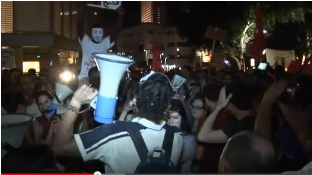 בתמונה: הפגנה על יד היכל העצמאות במסגרת המחאה החברתית נגד אי יישום עקרונות מגילת העצמאות